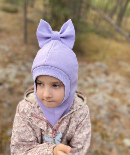 Violetinis žieminis šalmukas su kaspinu