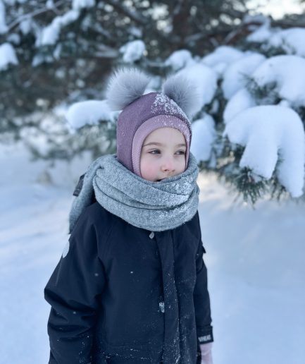 Gesintos violetinės spalvos vilnos šalmukas