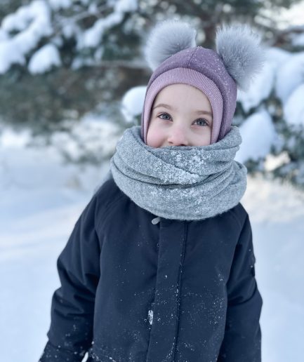 Gesintos violetinės spalvos vilnos šalmukas