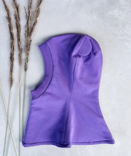 Violetinis šalmukas su ausytėmis